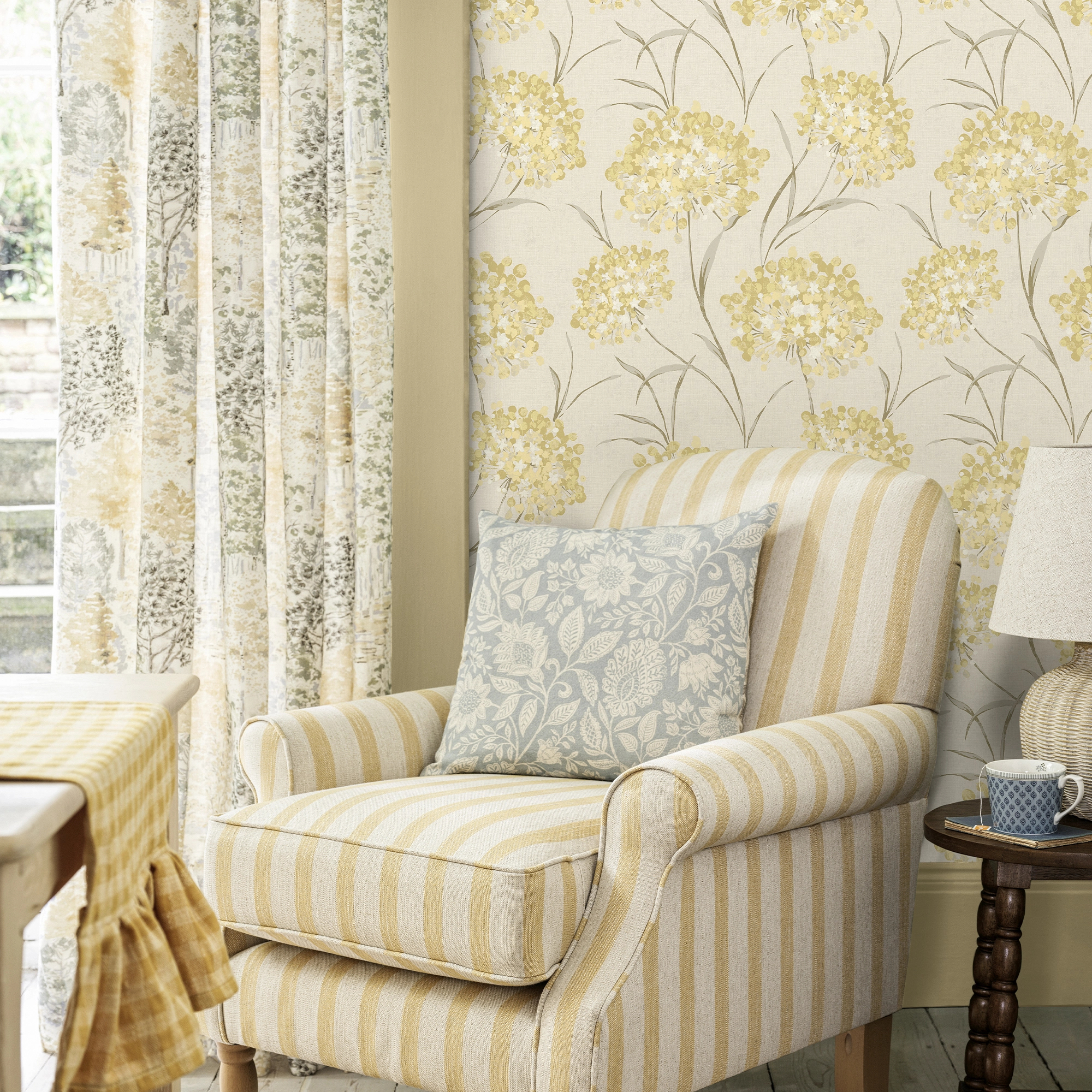 Dekor tapéta sárga rajzolt virág mintával Laura Ashley