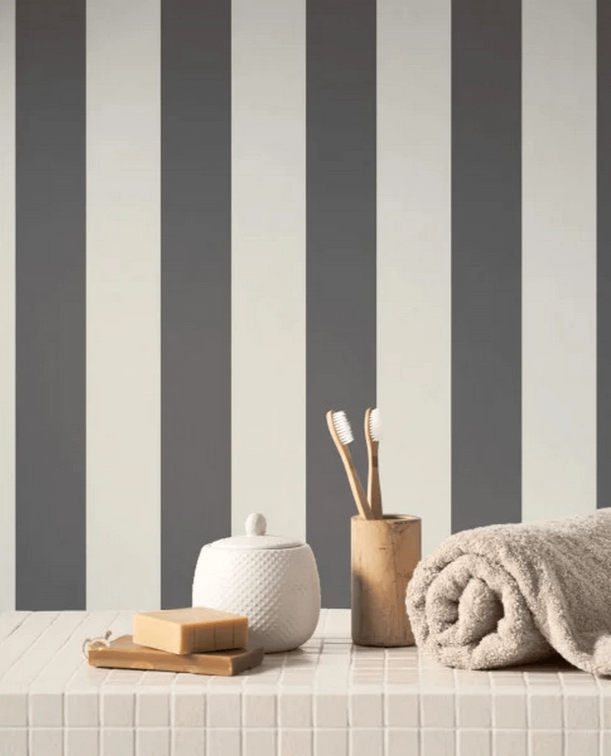 Dekor tapéta széles csíkos mintával fekete és fehér színben