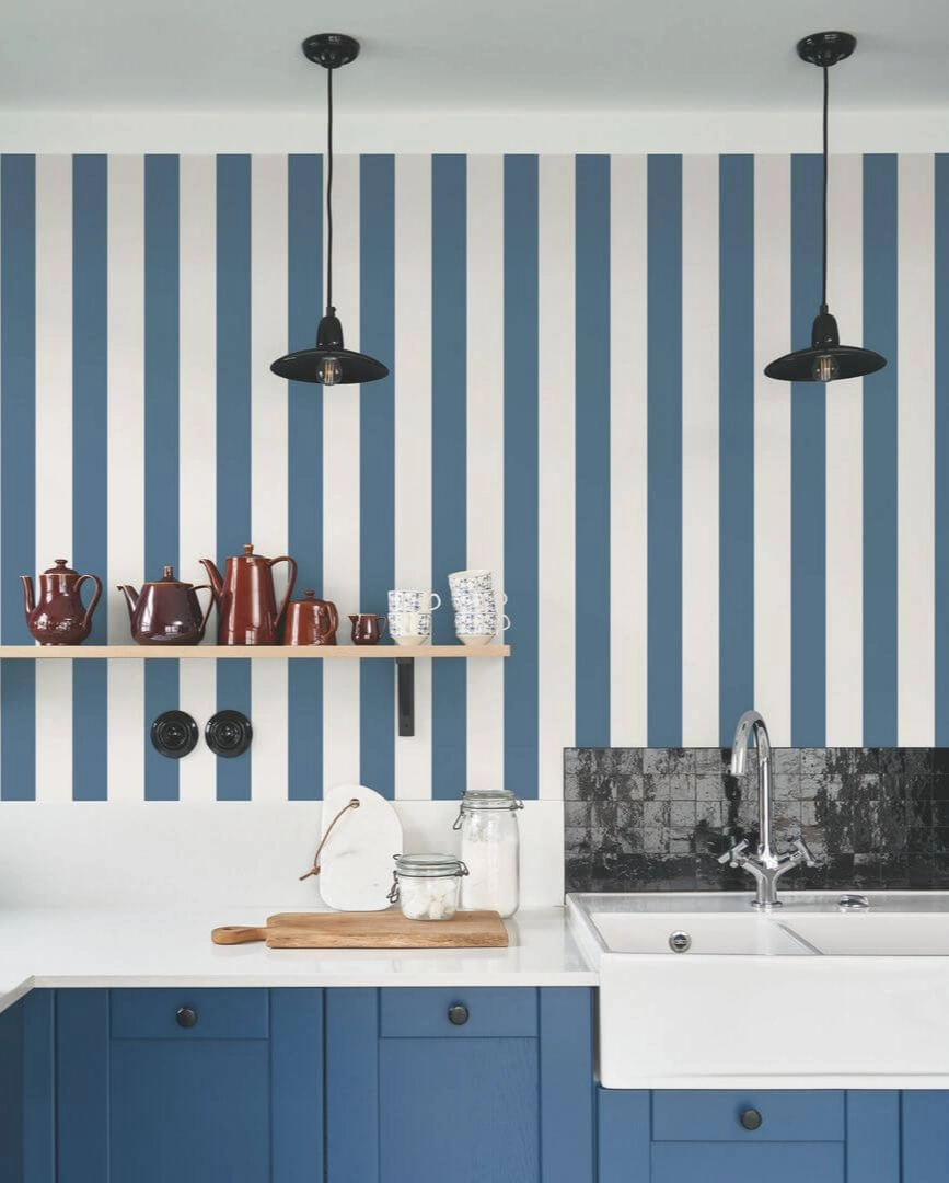 Dekor tapéta széles csíkos mintával matrózkék és törtfehér színben