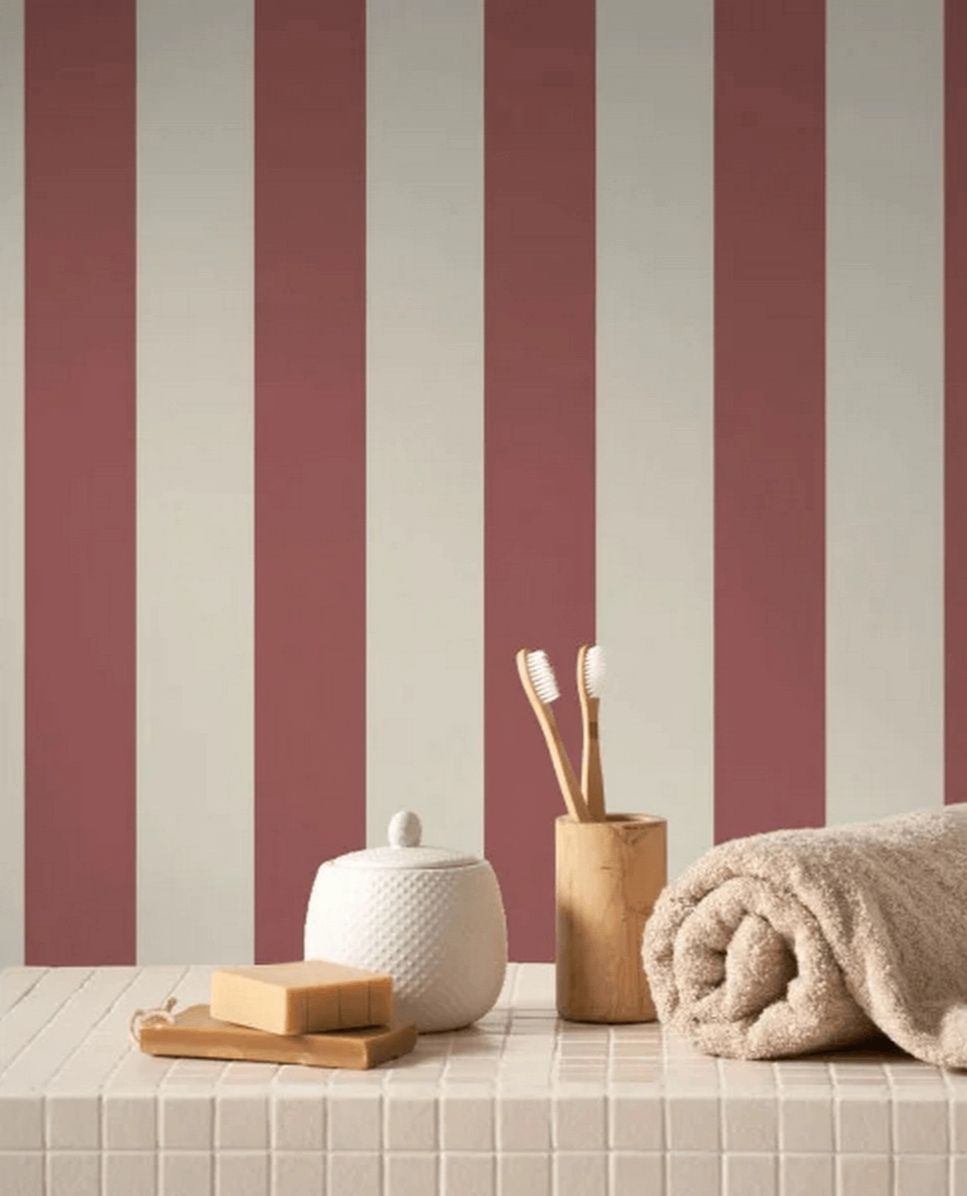 Dekor tapéta széles csíkos mintával rózspiros és törtfehér színben