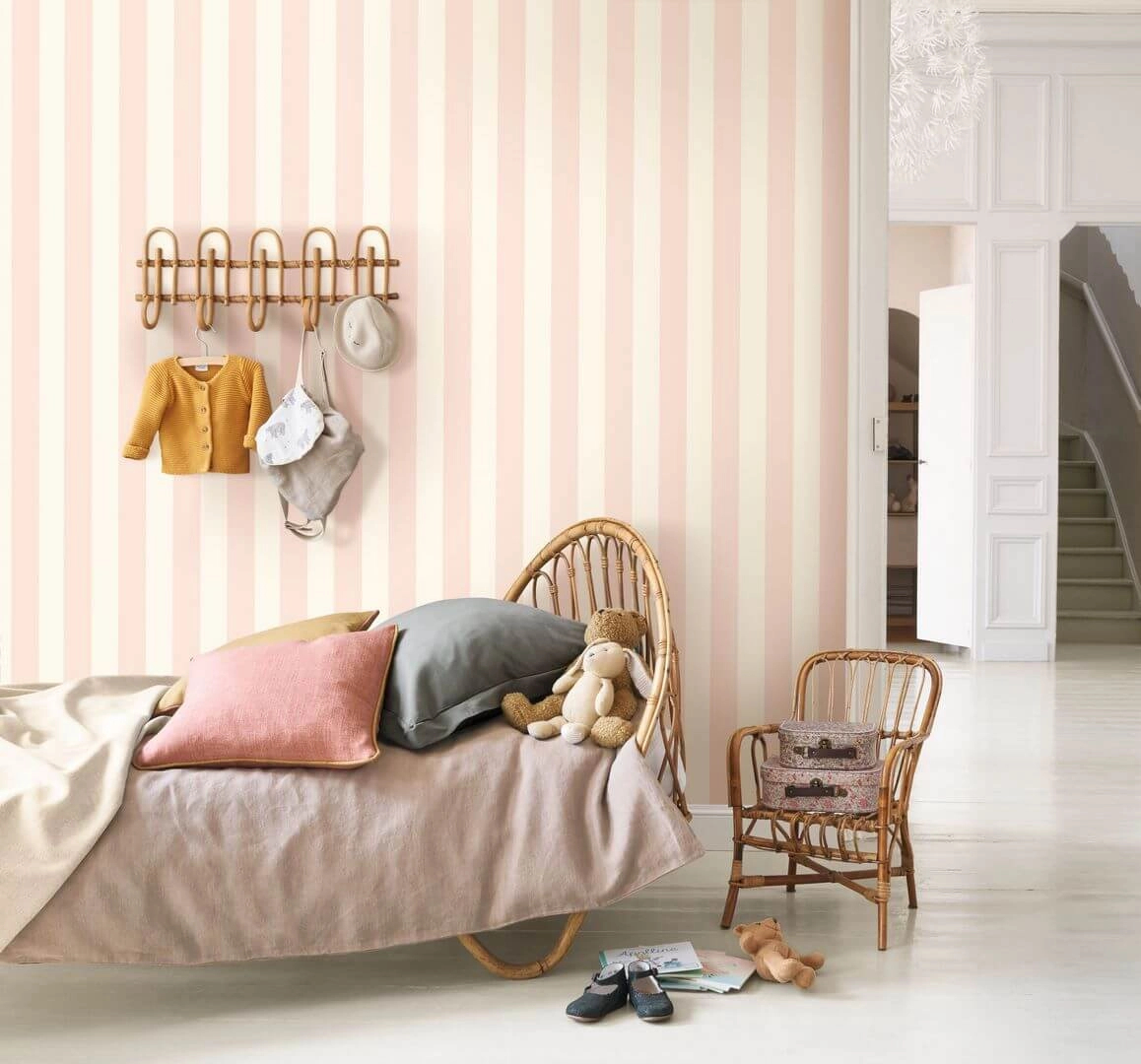 Dekor tapéta széles csíkos mintával világosszürke és gyöngyház színben