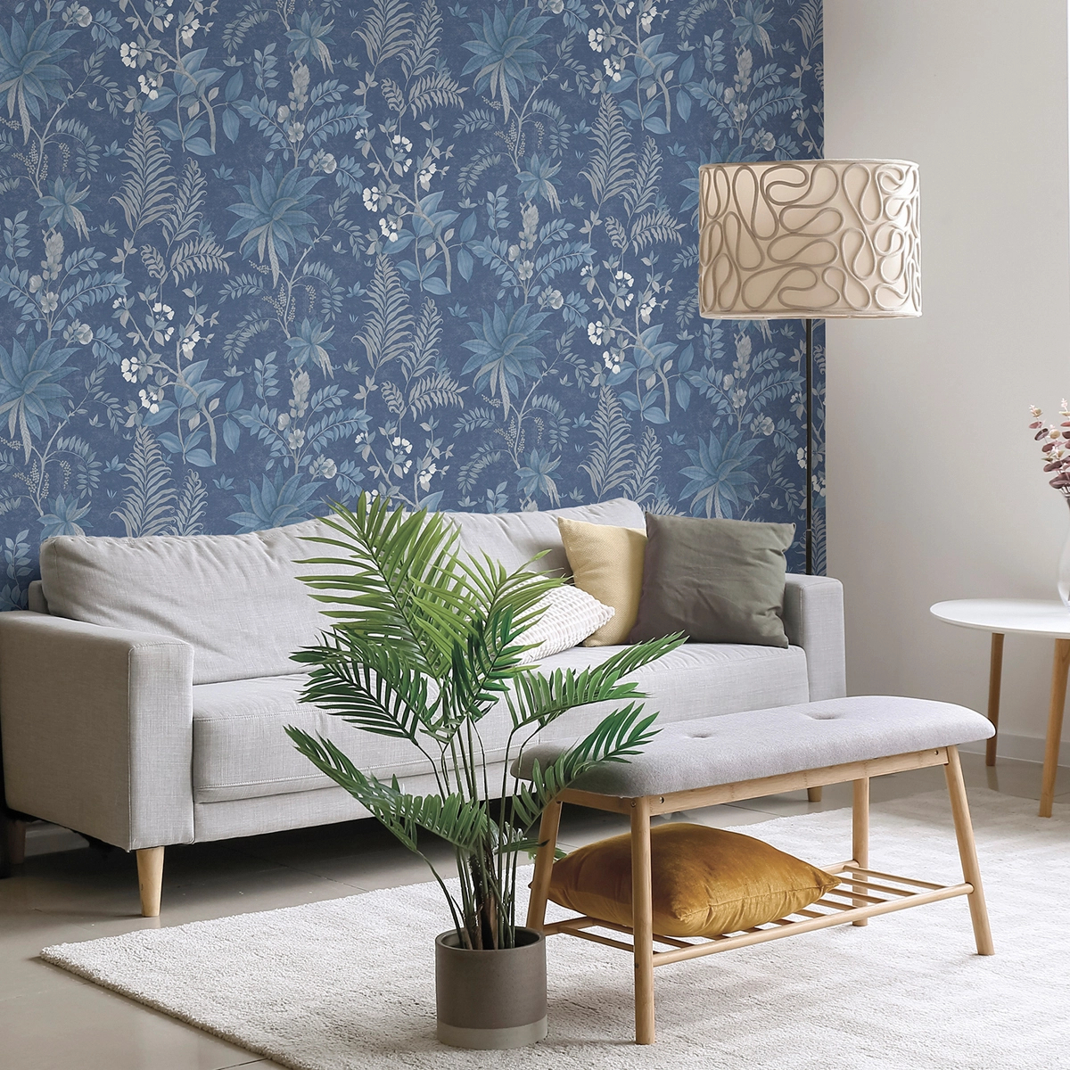 Dekor tapéta trópusi inda és virág mintával indigókék színben