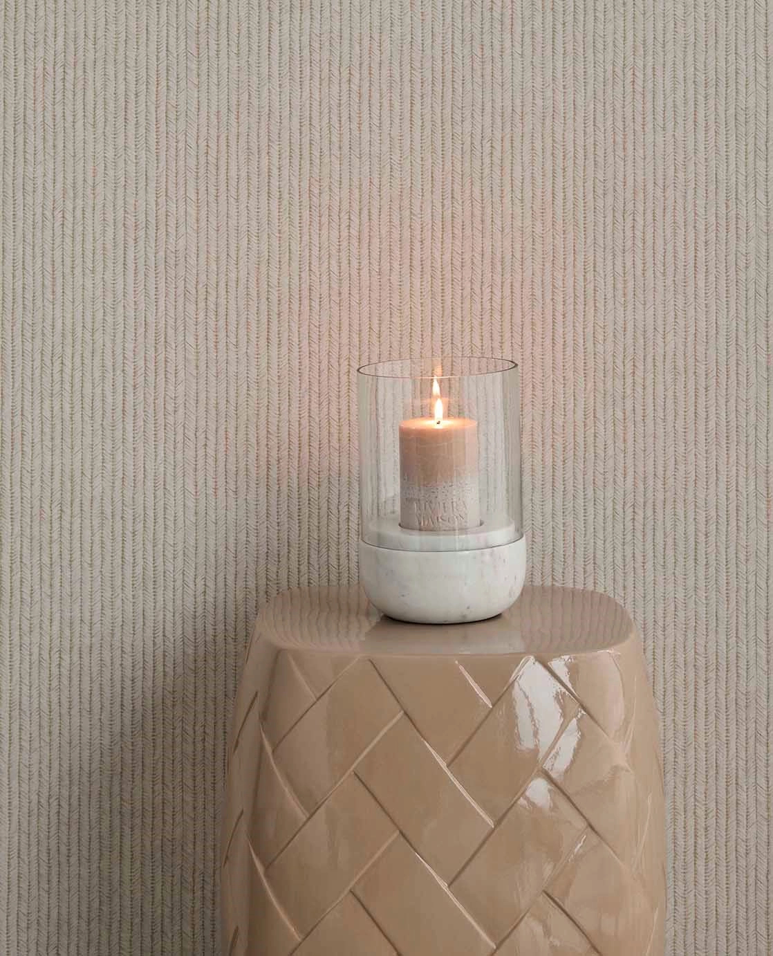 Dekor tapéta világos beige és krém színű halszálka csíkos mintával