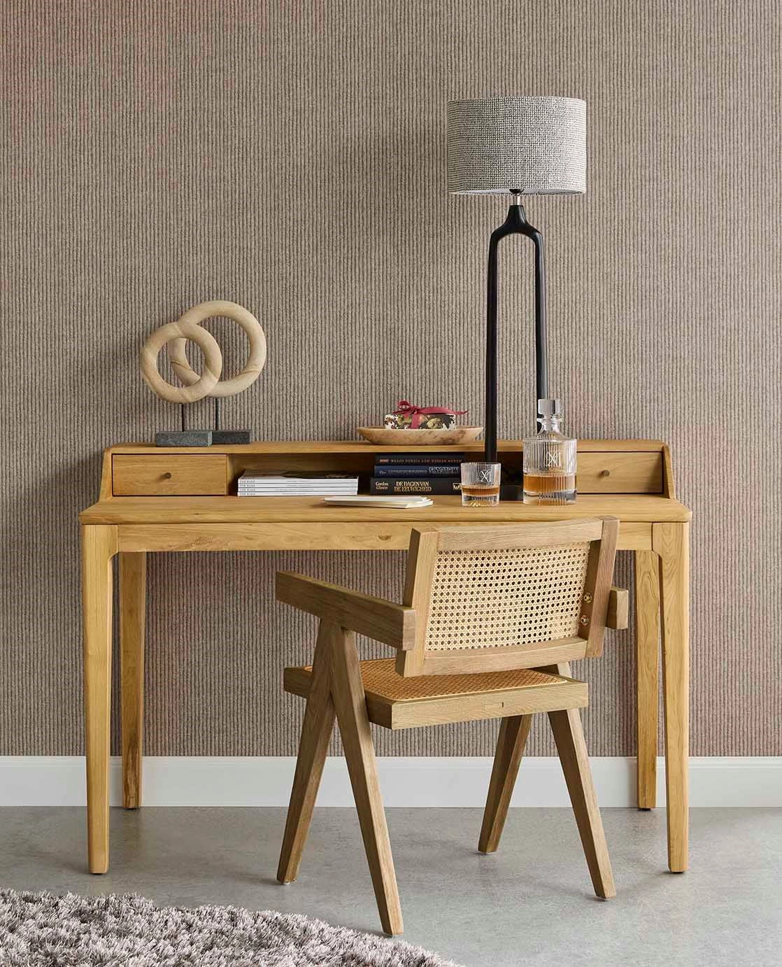 Dekor tapéta világos szürkésbarna és krém színű halszálka csíkos mintával