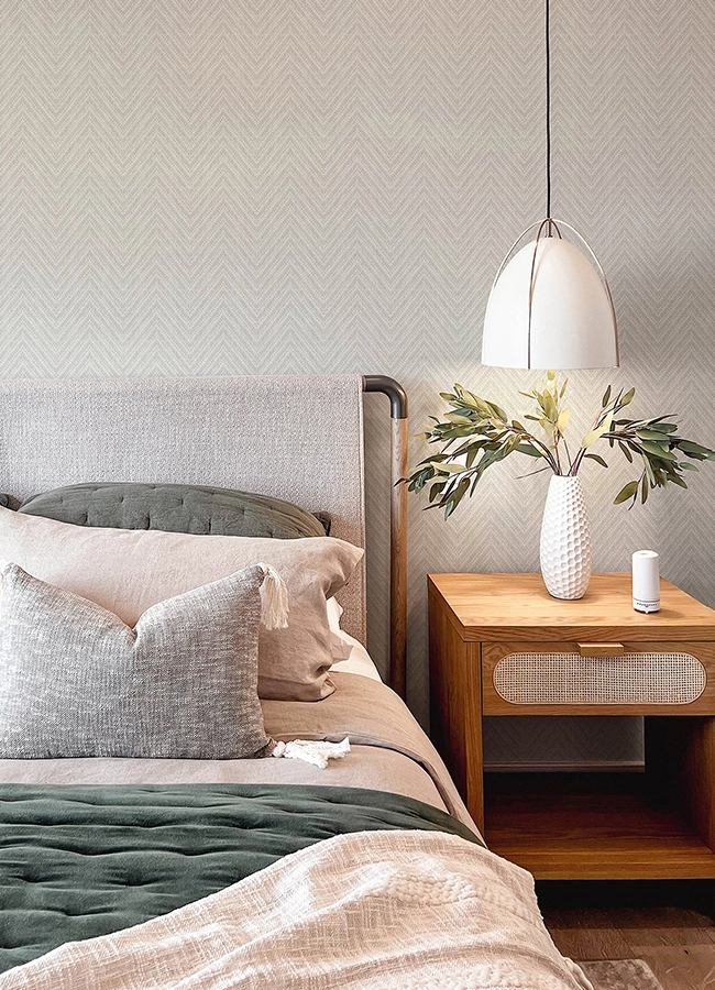 Dekor tapéta világosszürke szőtteshatású halszálka mintával