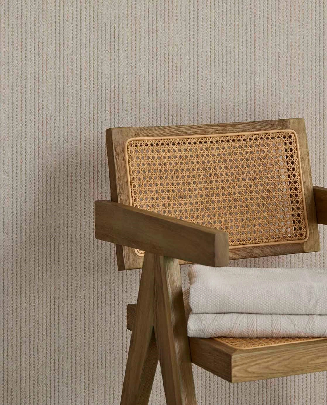 Dekor tapéta világoszöld és krém színű halszálka csíkos mintával