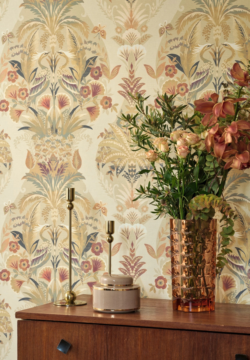 Dekor tapéta vintage darumadaras mintával beige és piros színben