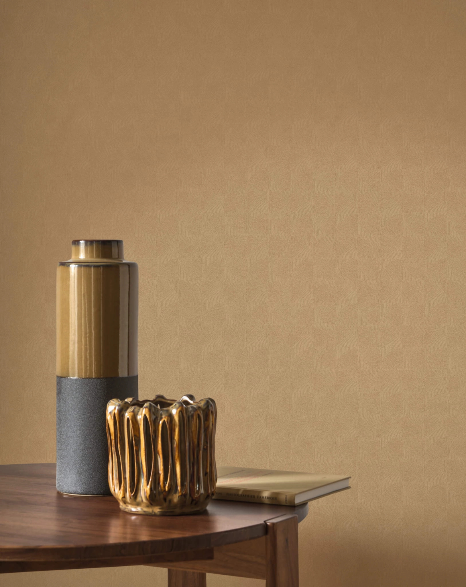 Design tapéta apróbarázdás körcikk és négyzet mintával fényes arany színben