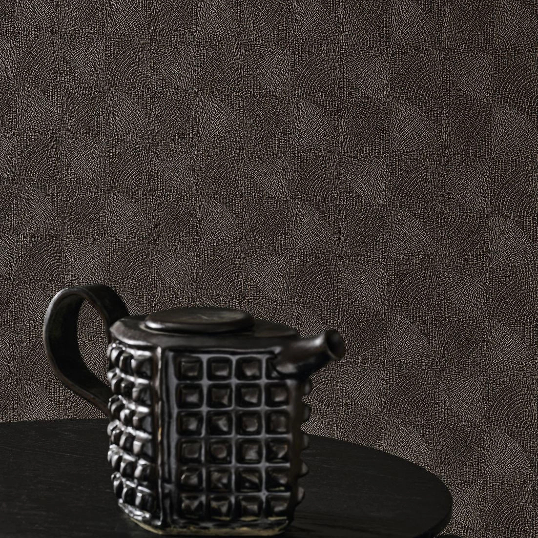 Design tapéta apróbarázdás körcikk és négyzet mintával fényes fekete és bronz színben