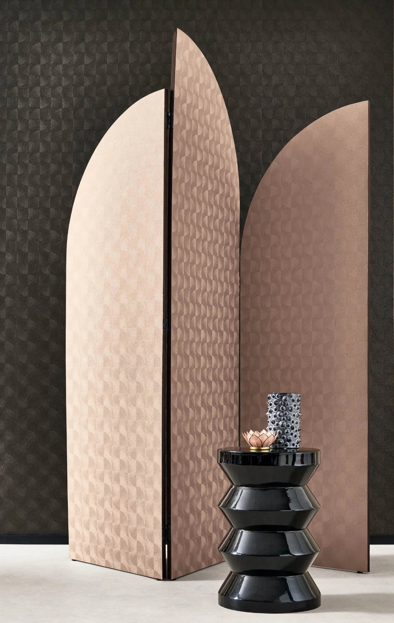 Design tapéta apróbarázdás körcikk és négyzet mintával fényes sötétbeige színben