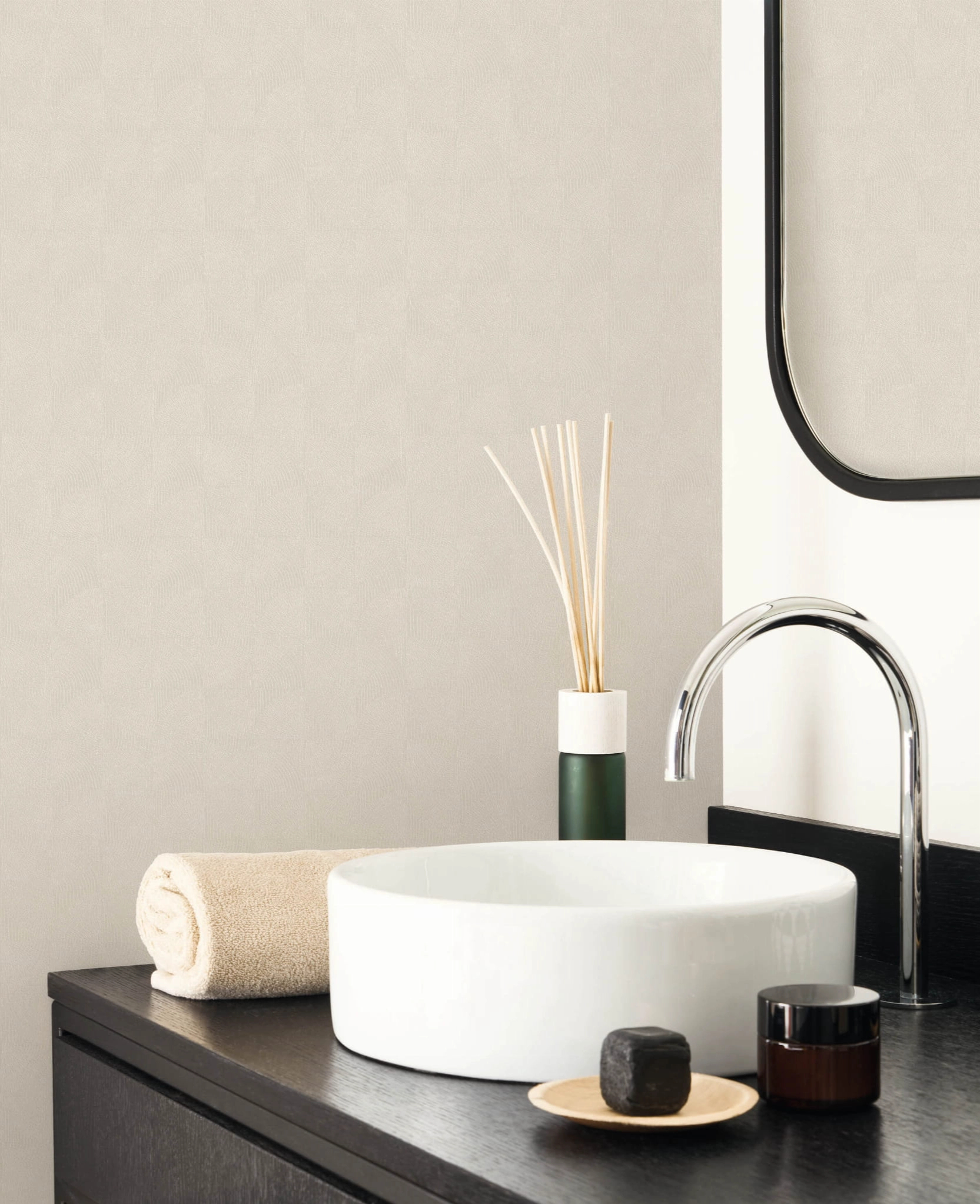 Design tapéta apróbarázdás körcikk és négyzet mintával matt kőpor színben