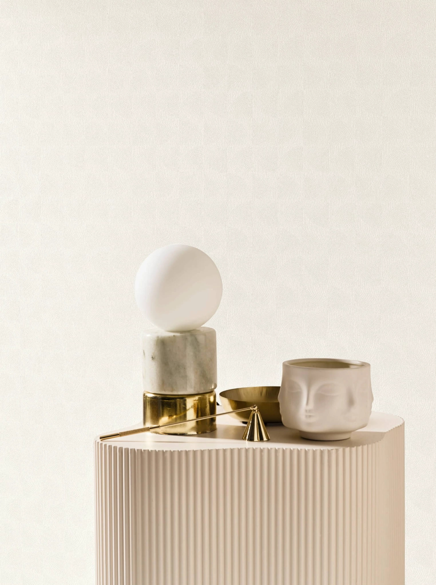 Design tapéta apróbarázdás körcikk és négyzet mintával matt krém színben