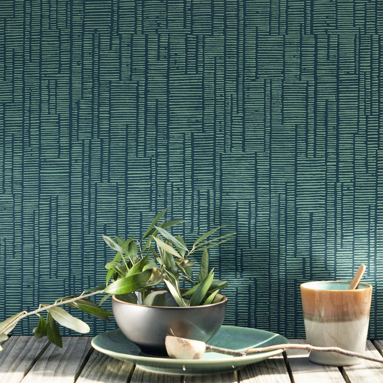 Design tapéta csíkos mintával fenyőzöld színben