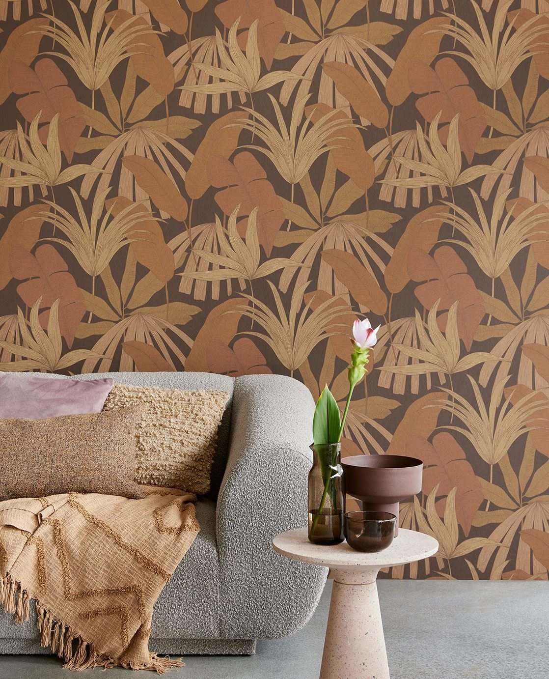 Design tapéta elegáns trópusi levél mintával barna, terrakotta színben 68,6 cm széles
