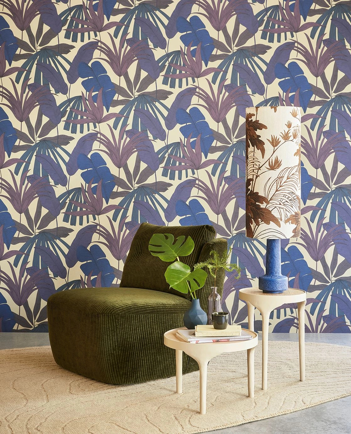 Design tapéta elegáns trópusi levél mintával kék lila színben 68,6 cm széles