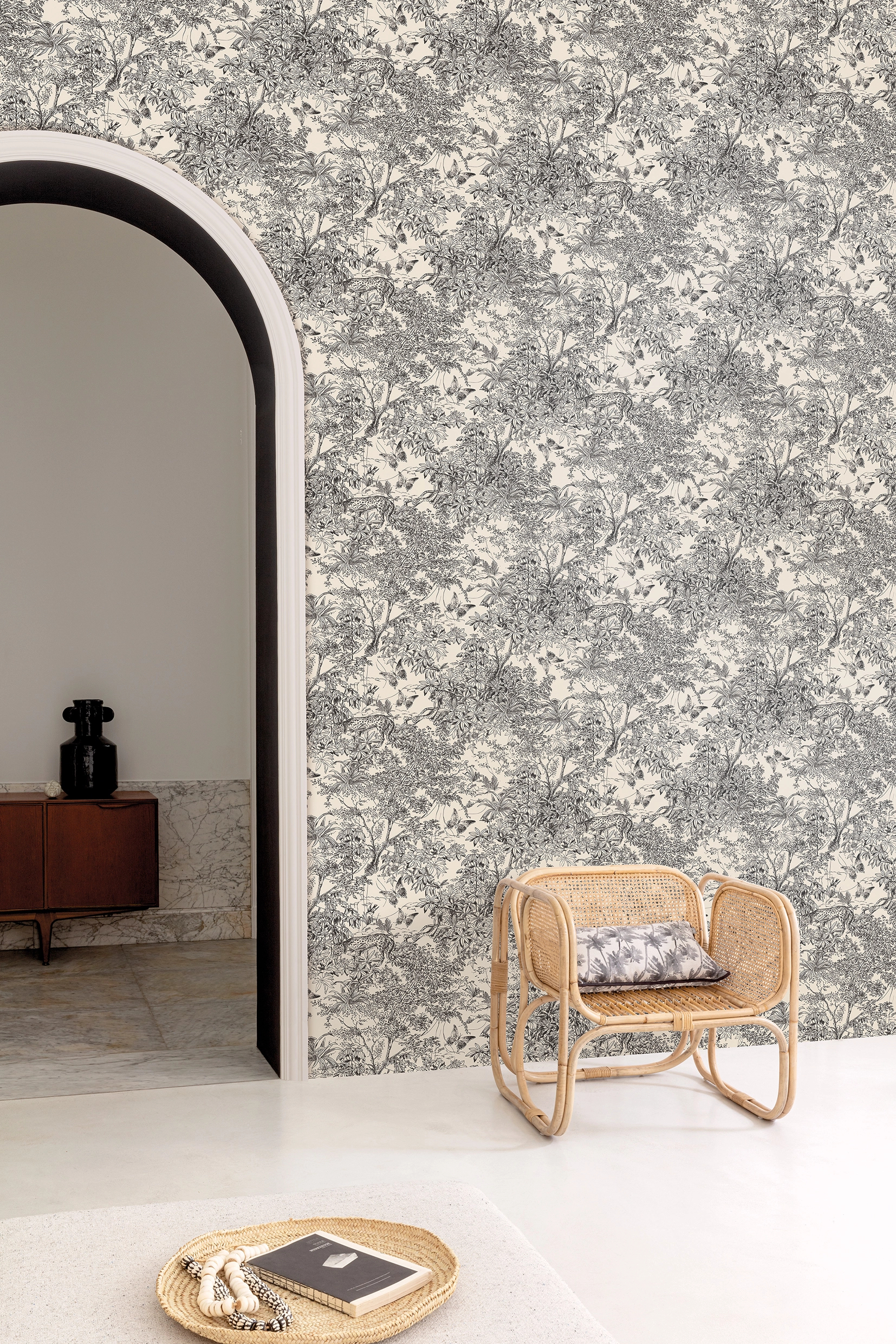 Design tapéta erdő és állat mintával fekete és krém színben