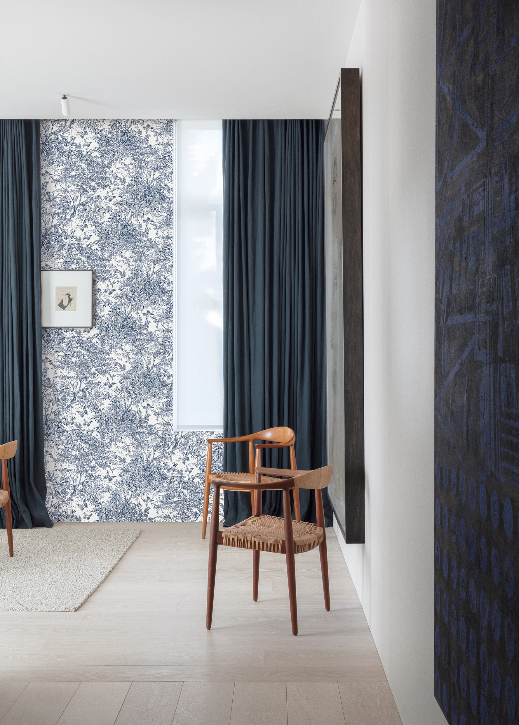 Design tapéta erdő és állat mintával indigókék színben