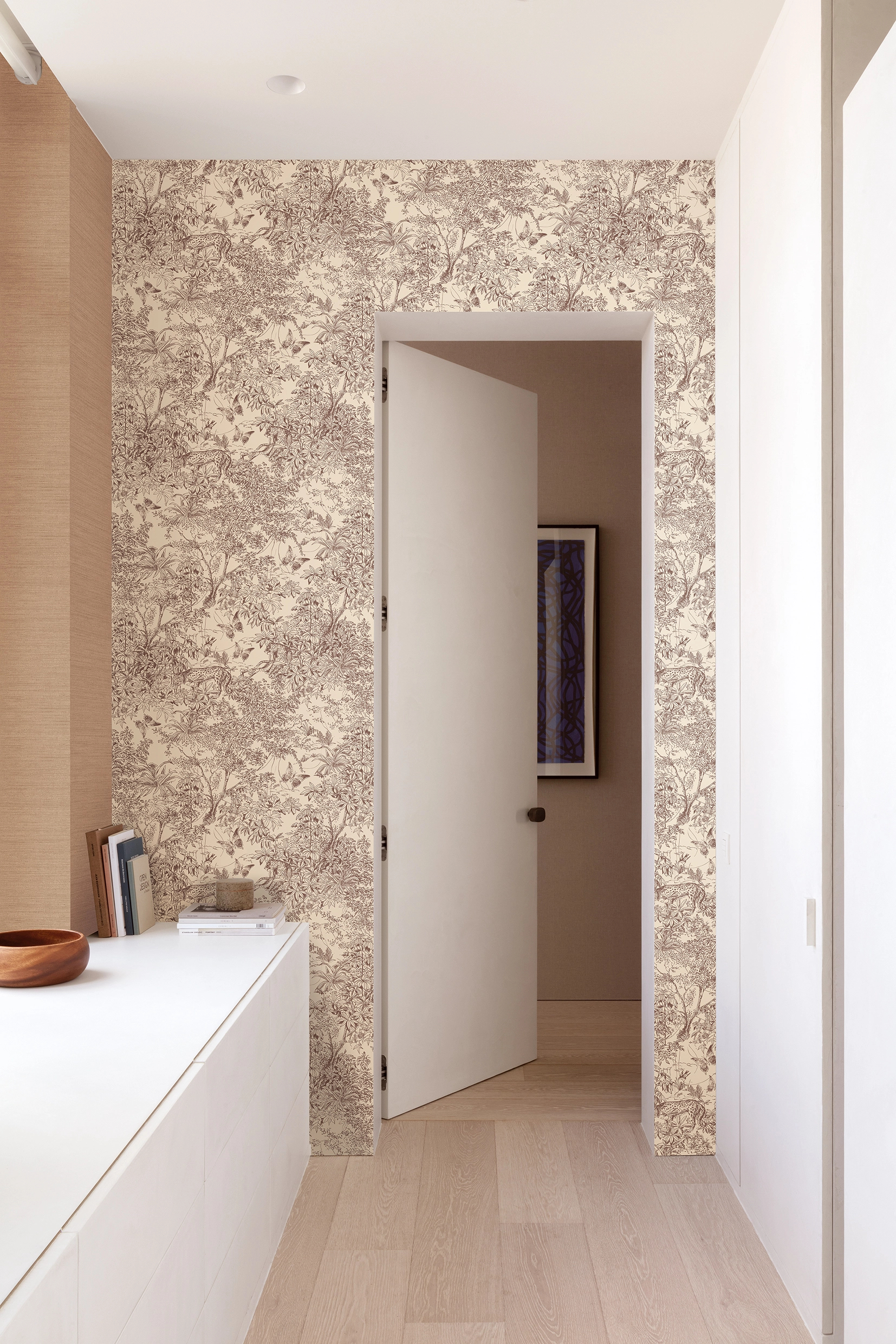 Design tapéta erdő és állat mintával vanilia színben