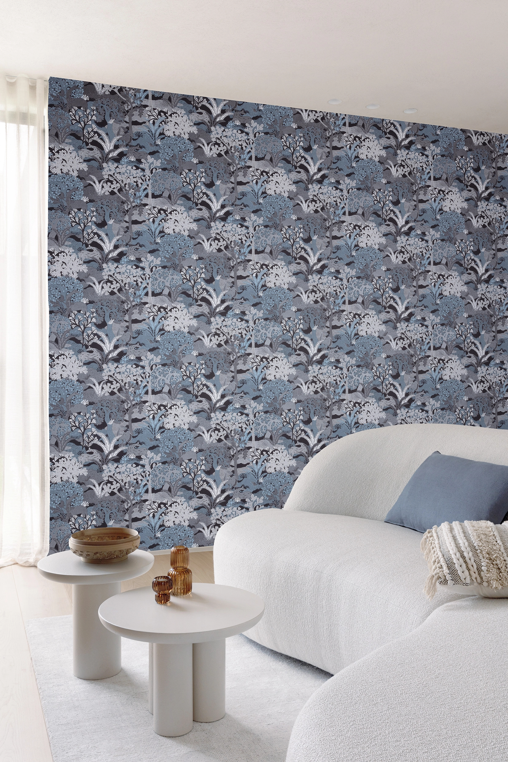 Design tapéta erdő mintával indigókék színben 70cm széles