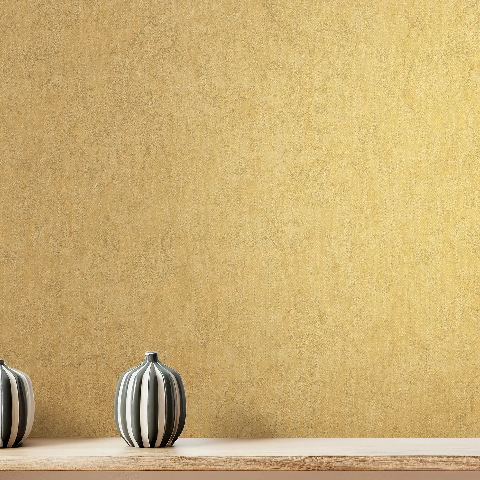 Design tapéta ezüstszórt textilhatású mintával mustársárga színben