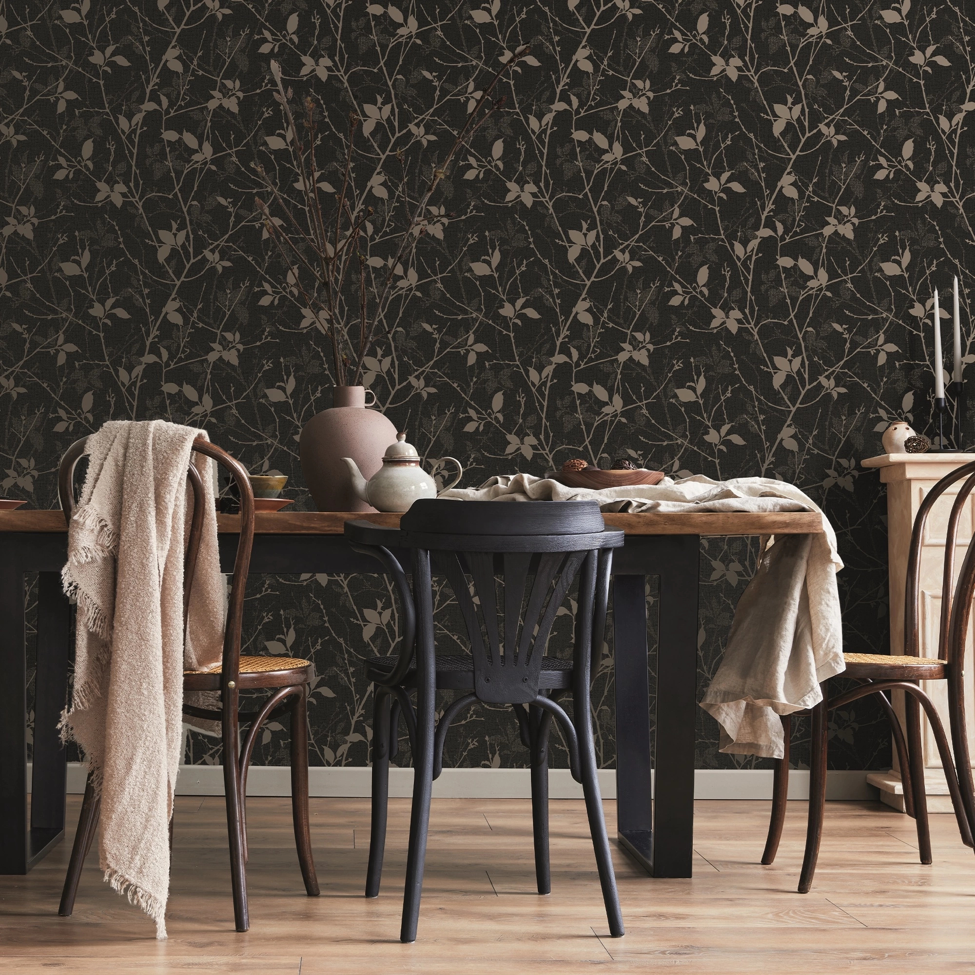 Design tapéta faág és levél mintával fekete és réz színben