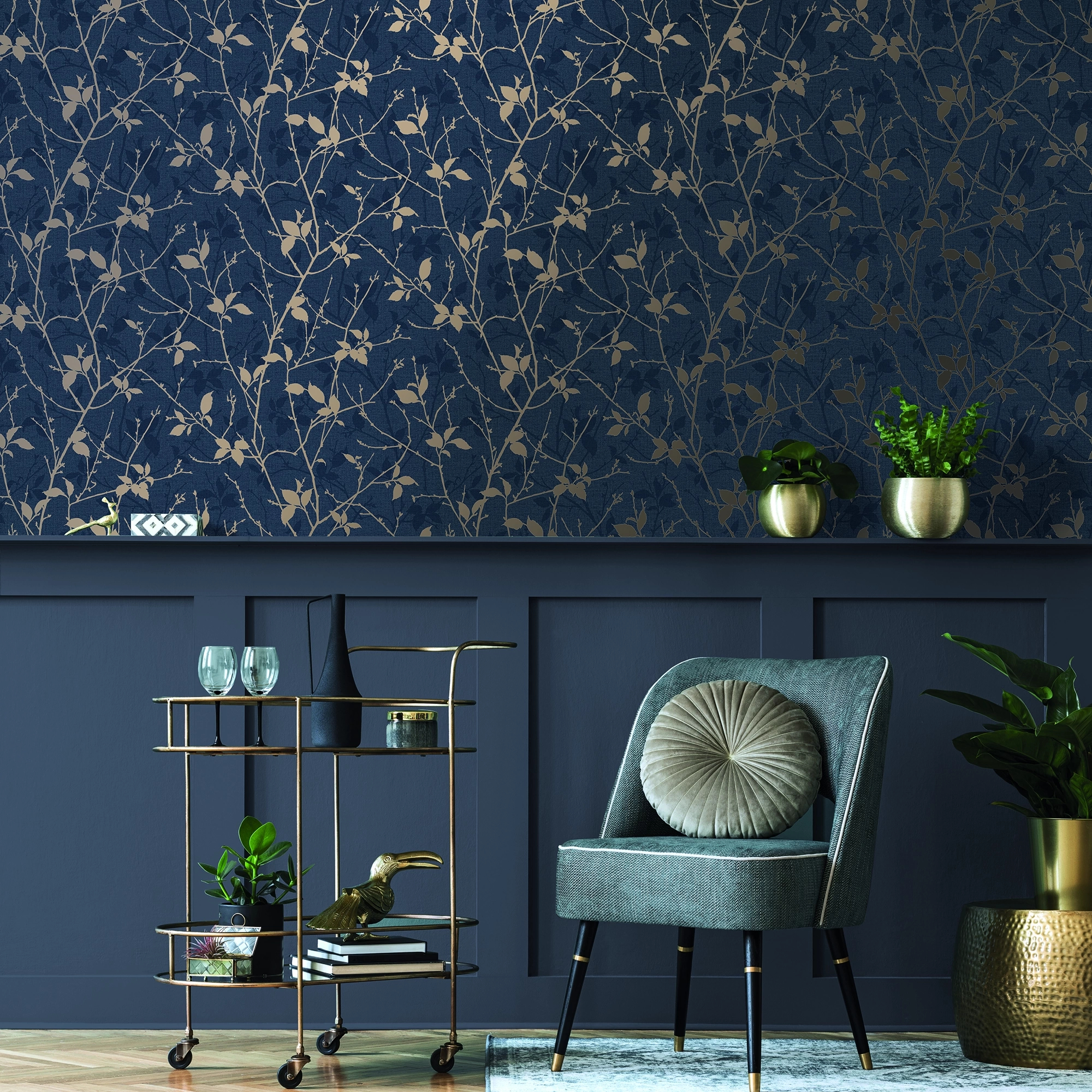 Design tapéta faág és levél mintával matrózkék és réz színben