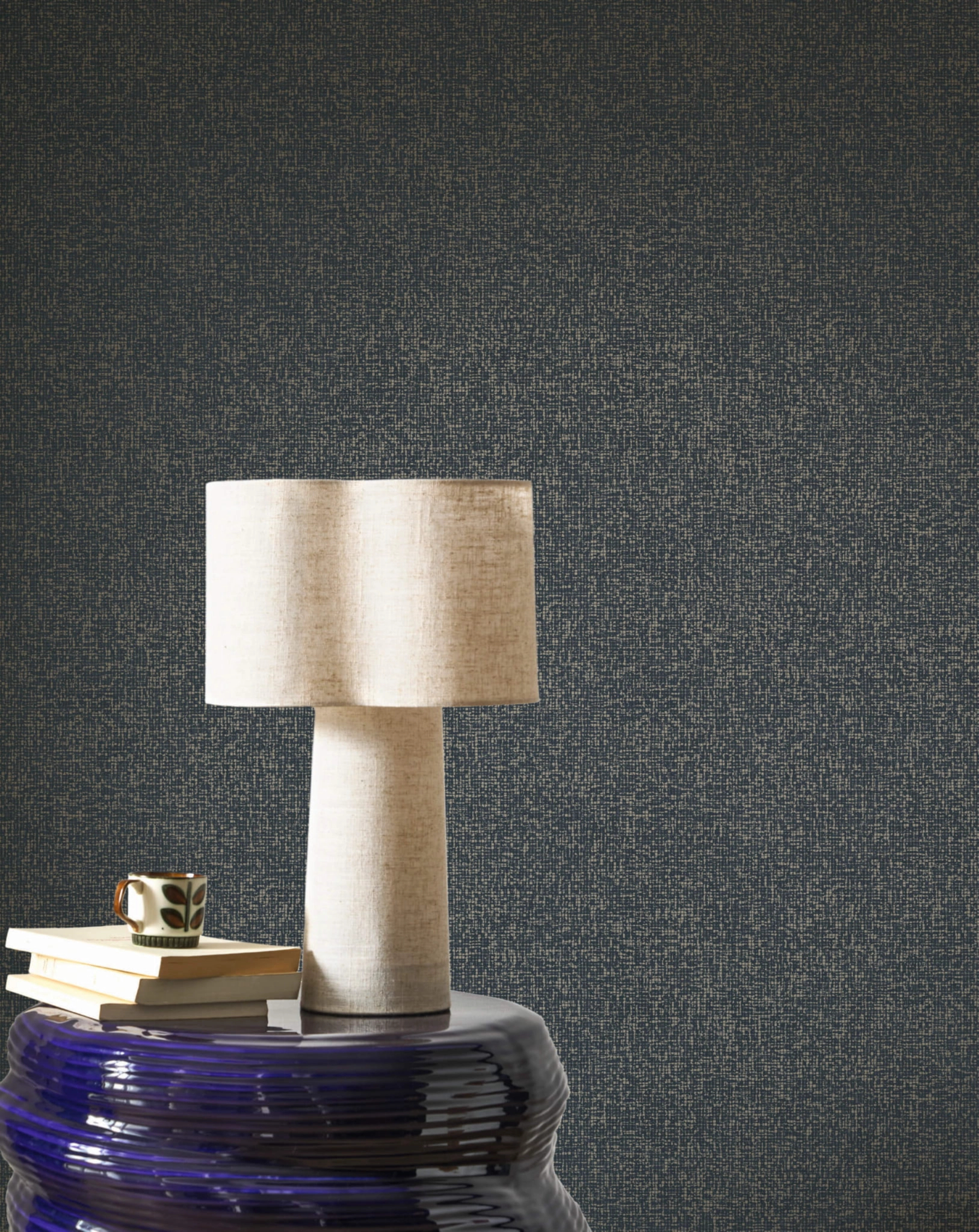 Design tapéta hálóhatású apró négyzet mintával fényes arany és matrózkék színben