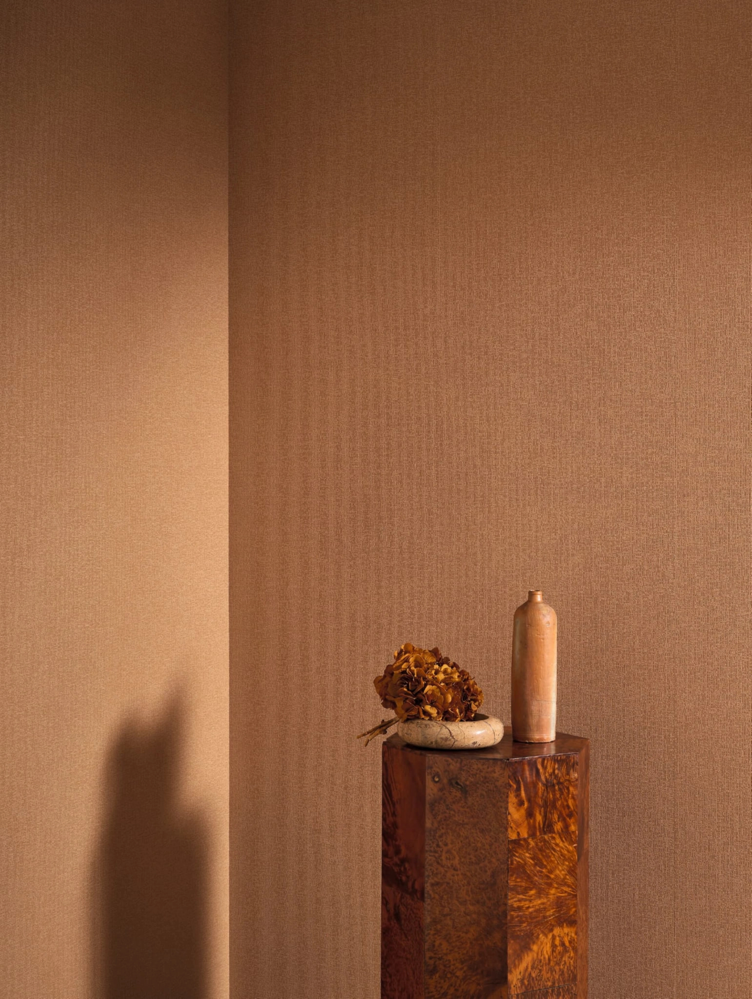 Design tapéta hálóhatású apró négyzet mintával matt terrakotta színben