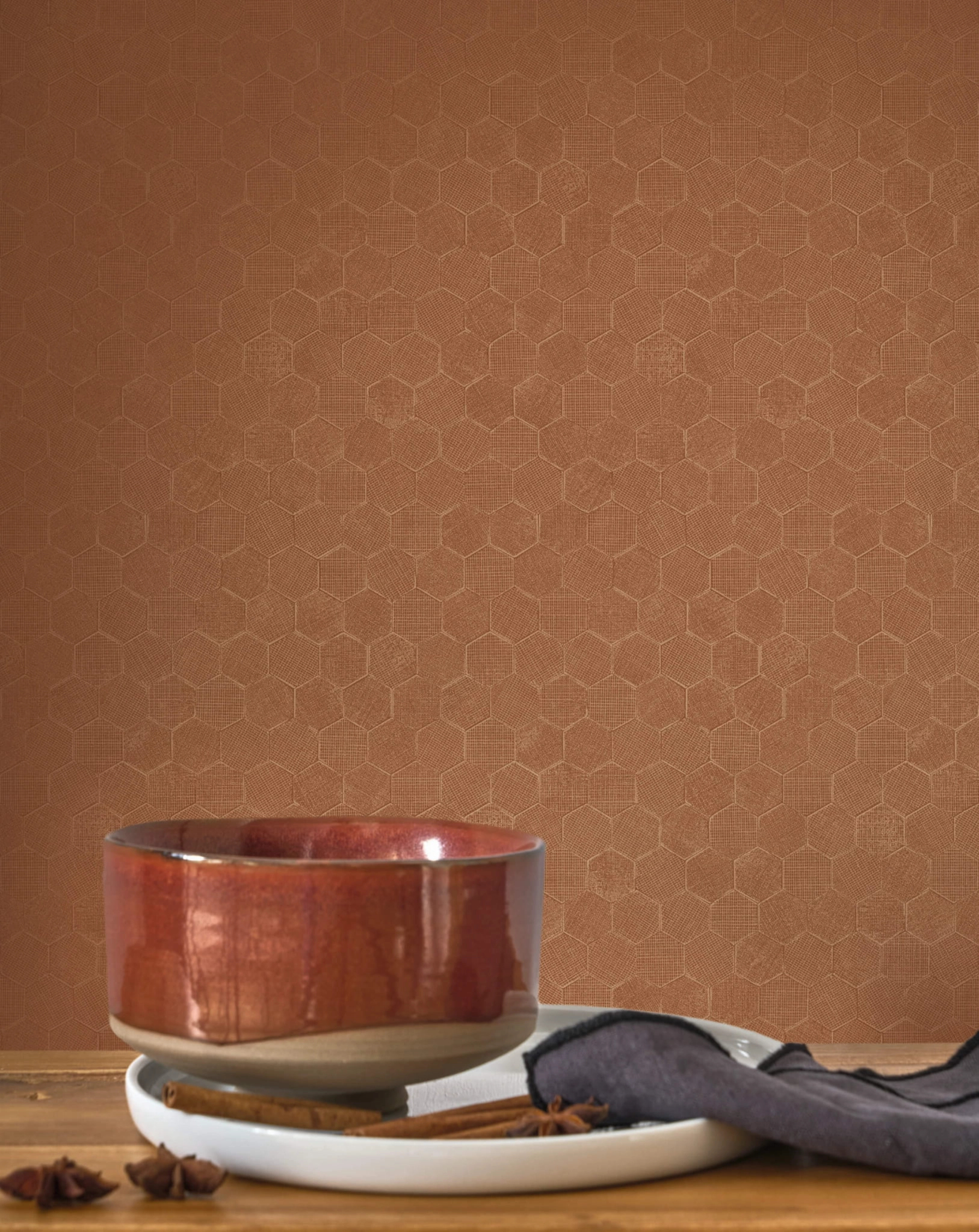 Design tapéta hatszög mintával matt barna és fényes arany színben