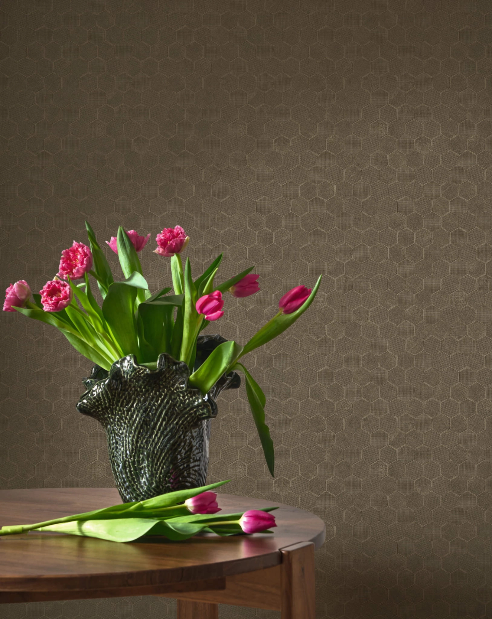 Design tapéta hatszög mintával matt zöld és fényes arany színben