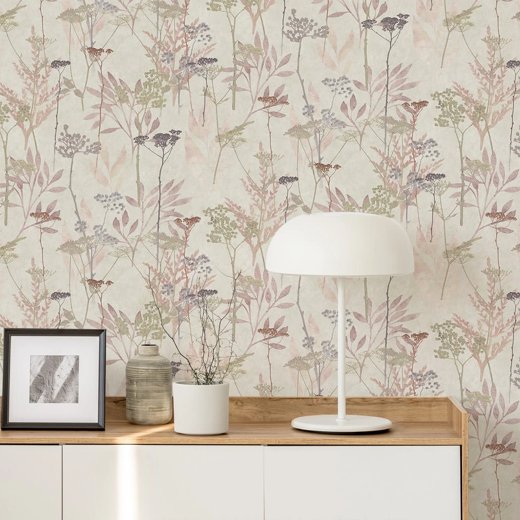 Design tapéta leveles faág mintával rózsaszín és réz színben