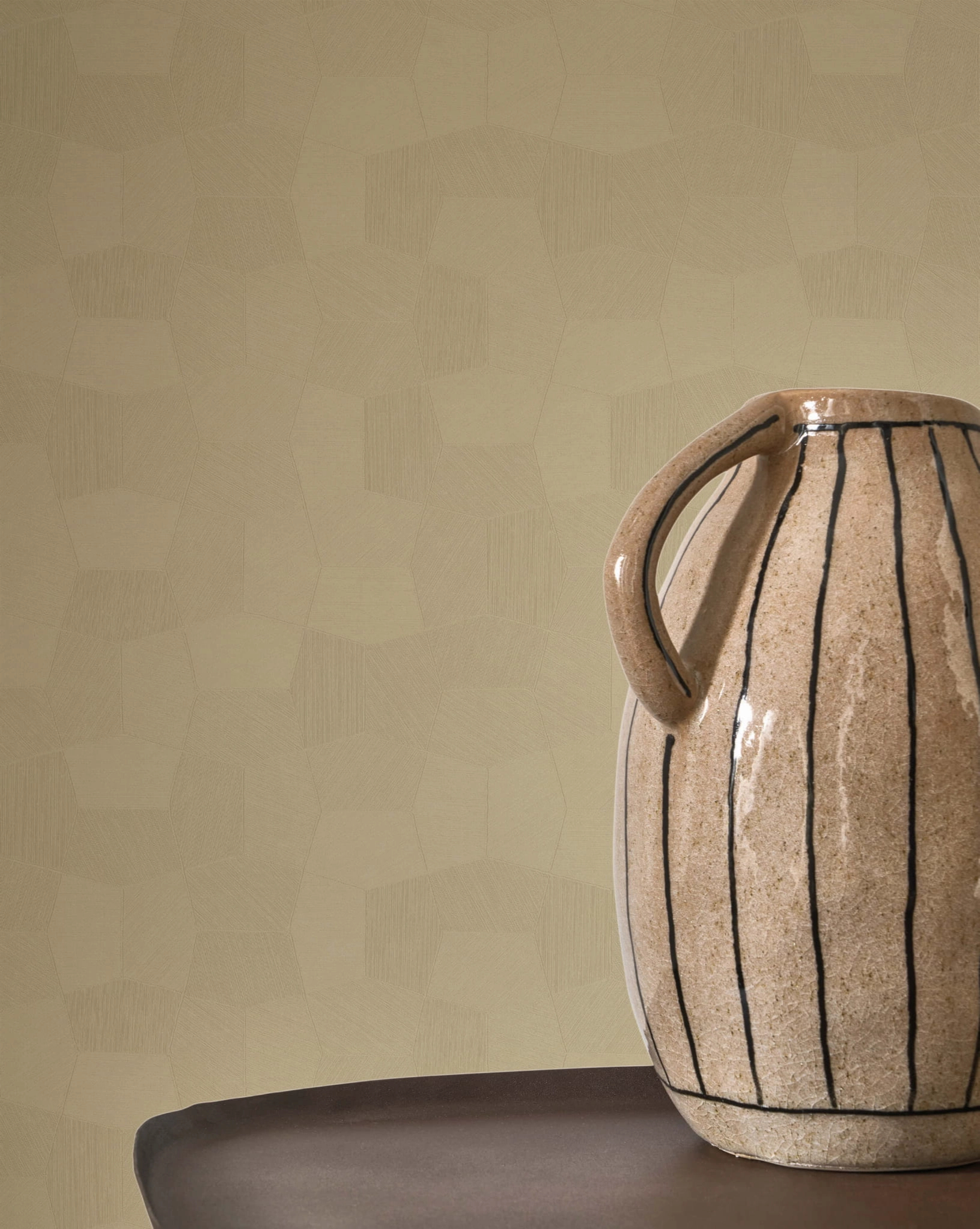 Design tapéta ötszög mintával enyhén fényes beige színben