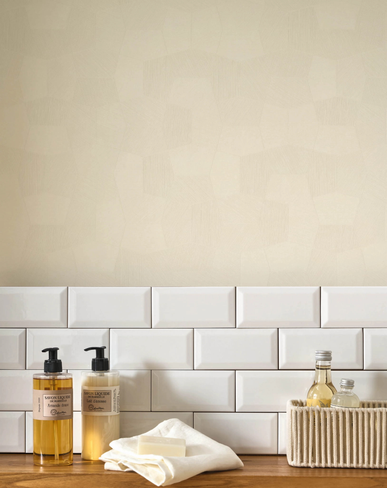 Design tapéta ötszög mintával matt krém színben