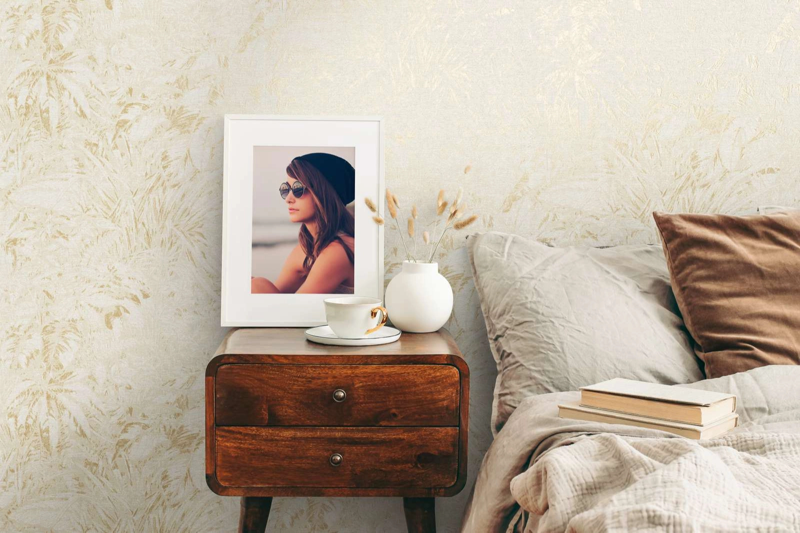 Design tapéta trópusi levél mintával fehér-beige és arany színben