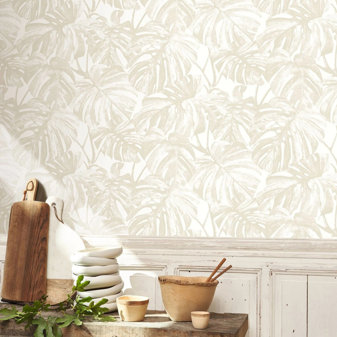 Design tapéta trópusi levél mintával fehér és beige színben