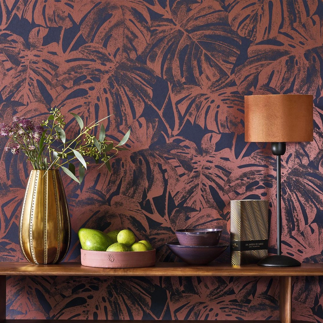 Design tapéta trópusi levél mintával rozsdabarna színben