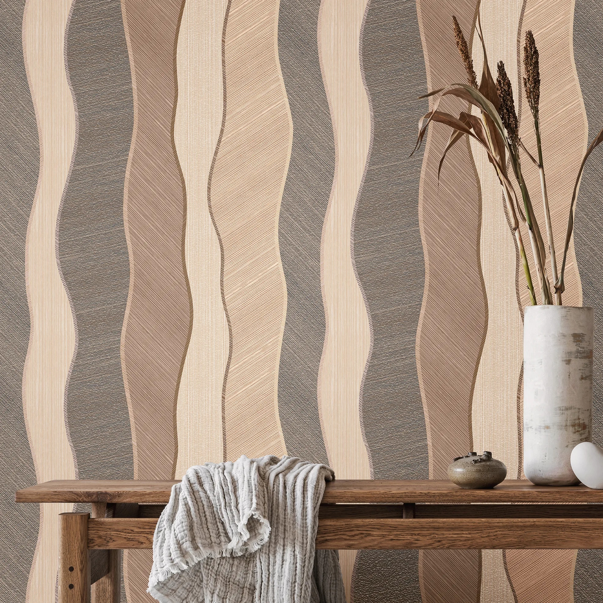 Design tapéta üveggyöngyös felületű hullámos csíkos mintával barna színben