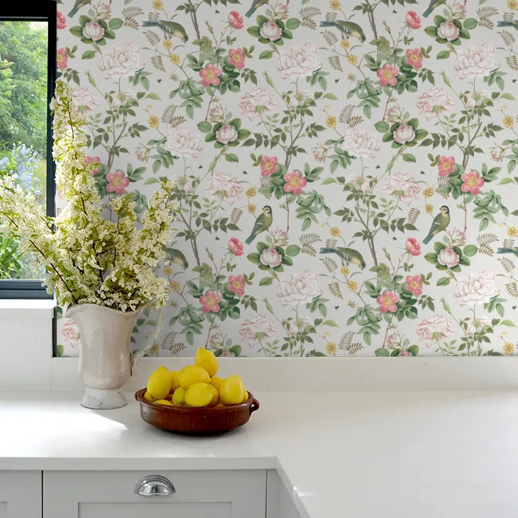 Design tapéta virág és állat mintával zöld és rózsaszín színben