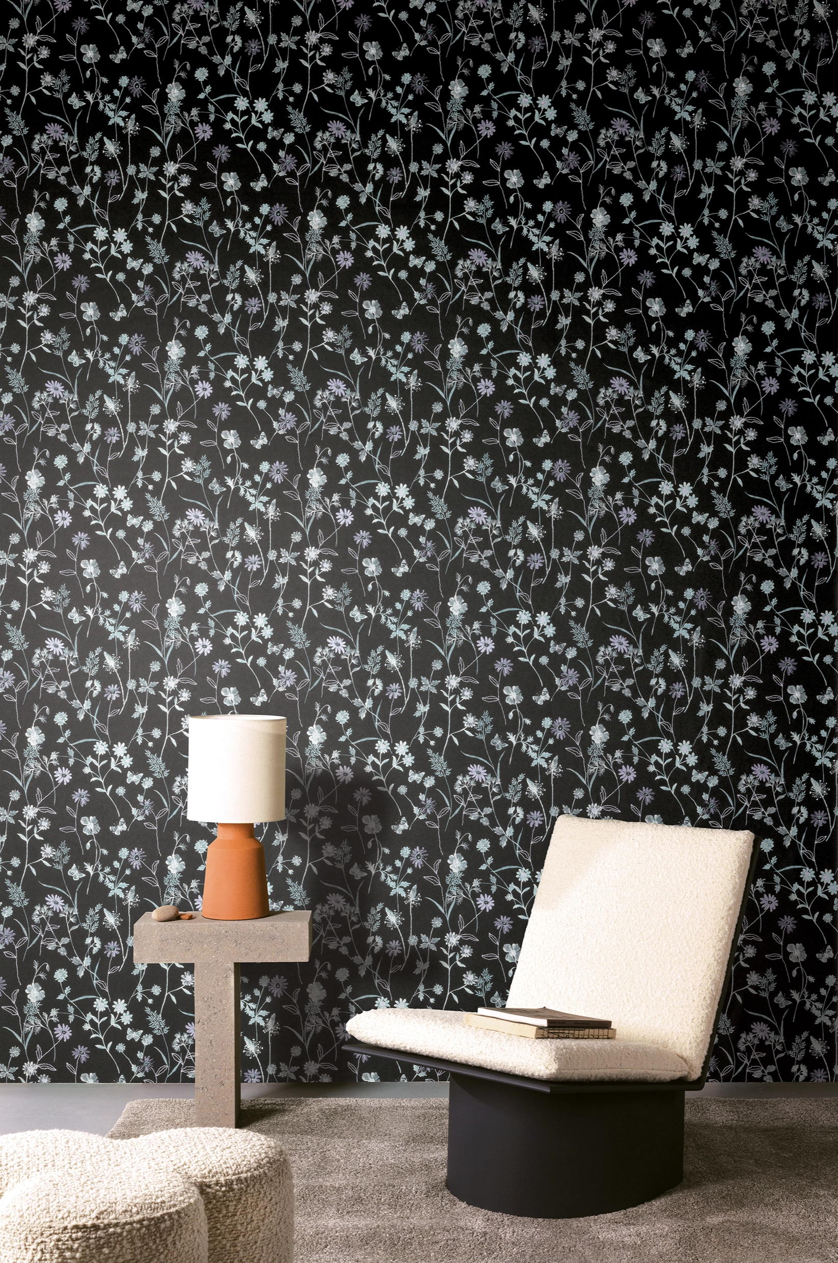 Design tapéta virág mintával fekete színben 70cm széles