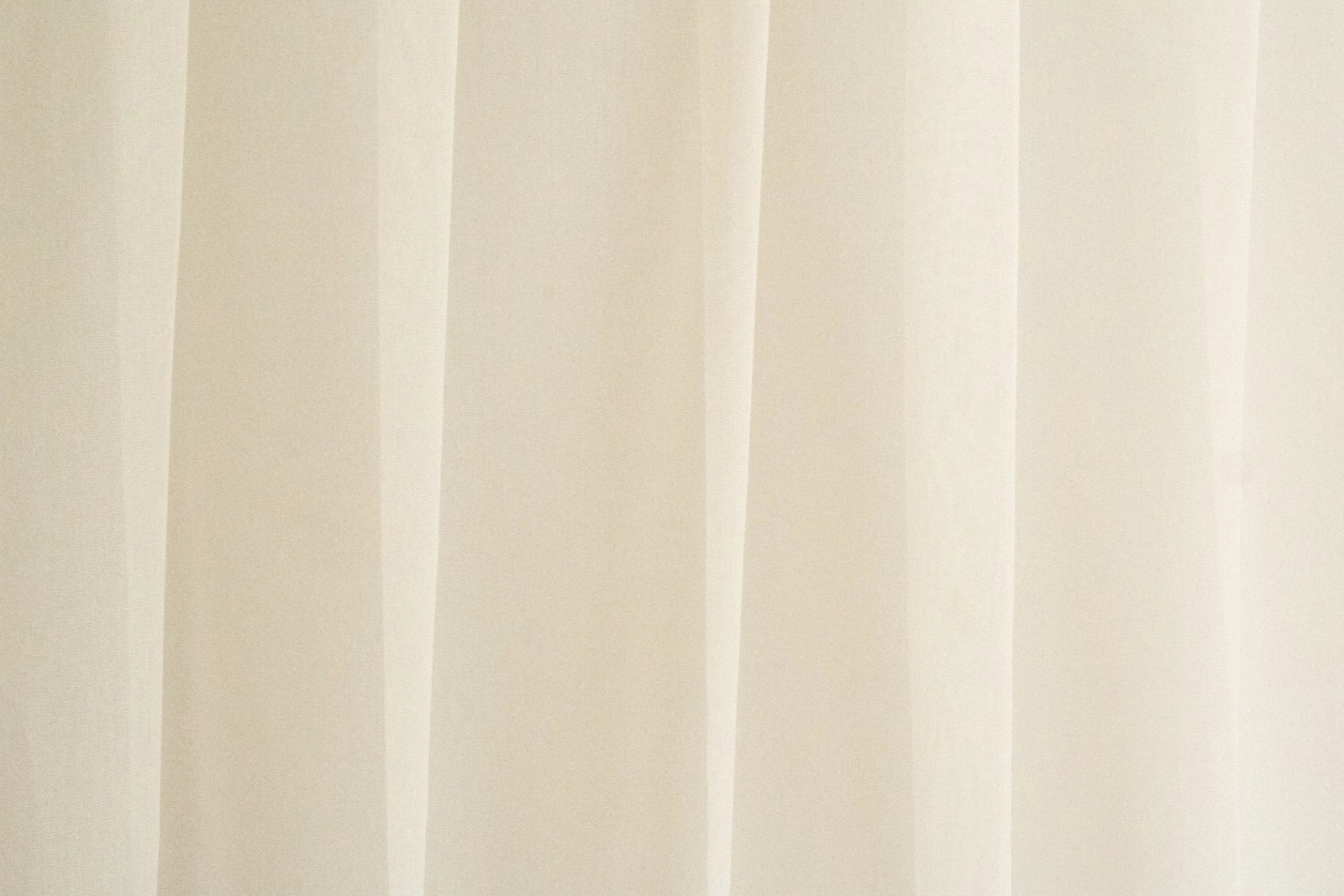 Egyszínű fényáteresztő apró hálós mintázattal beige fehér színben