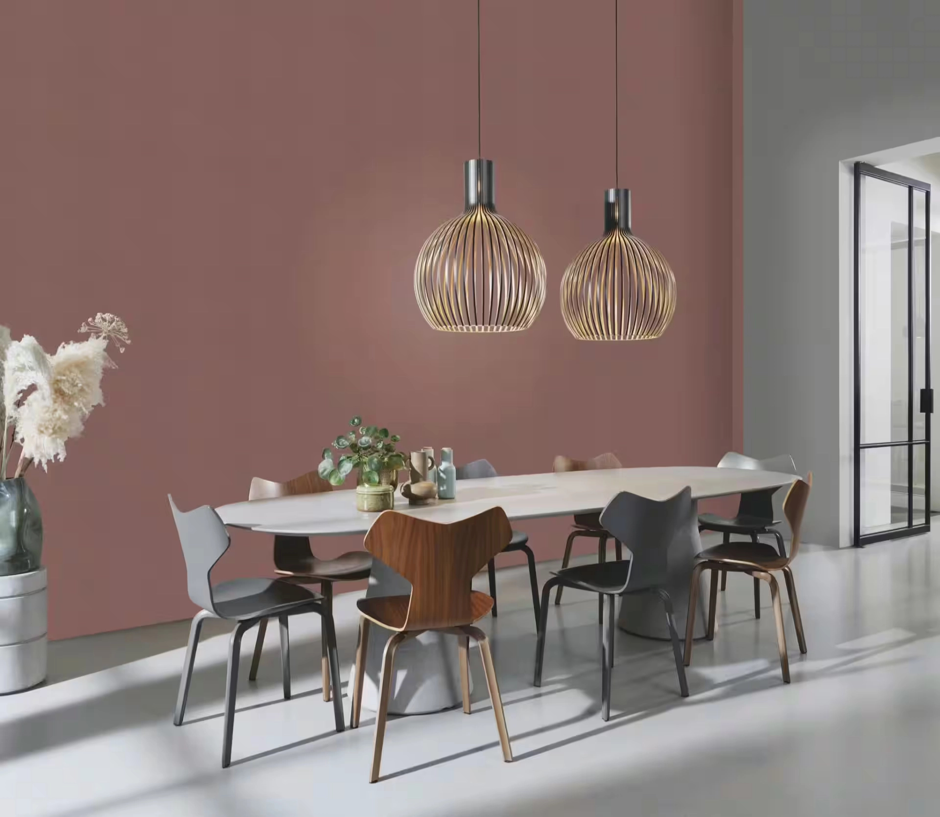 Egyszínű szürkés csokibarna dekor tapéta textílhatással