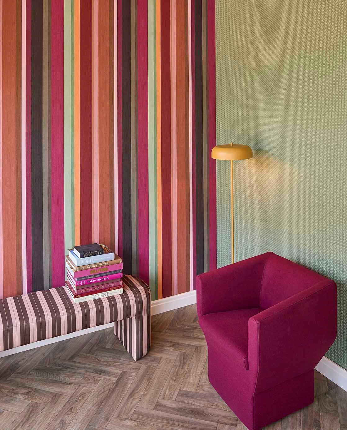 Eijffinger bordós meleg összhatású csíkos mintás design tapéta