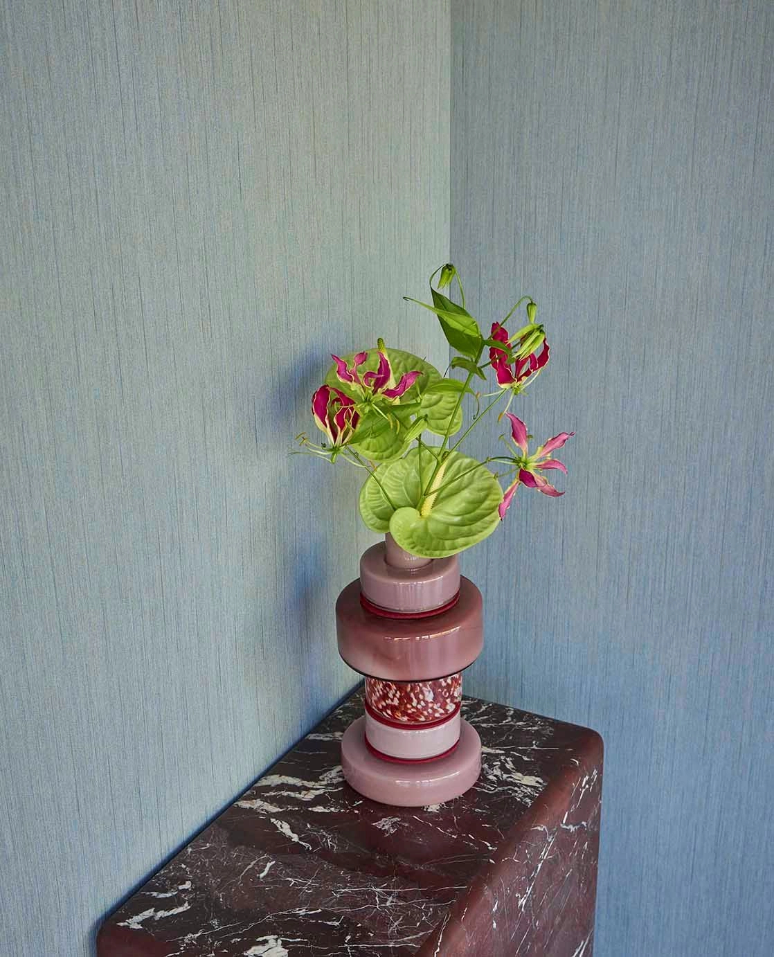 Eijffinger kék és fényes ezüst színű koptatott csíkos mintás design tapéta