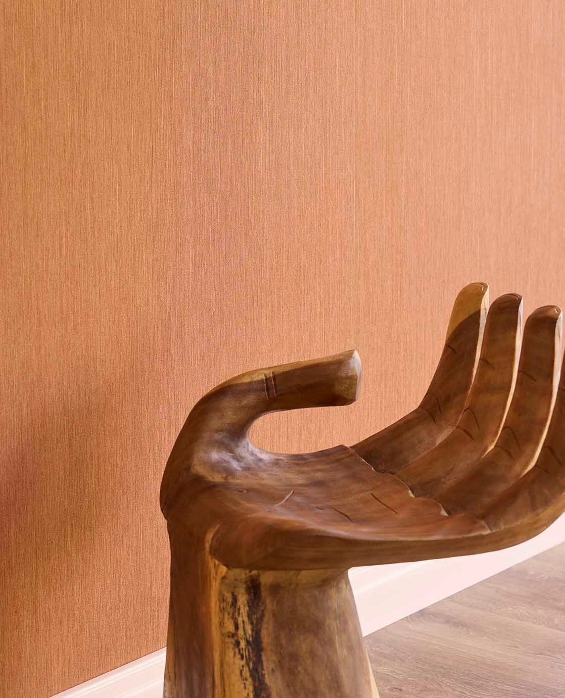 Eijffinger terrakotta és fényes arany színű koptatott csíkos mintás design tapéta