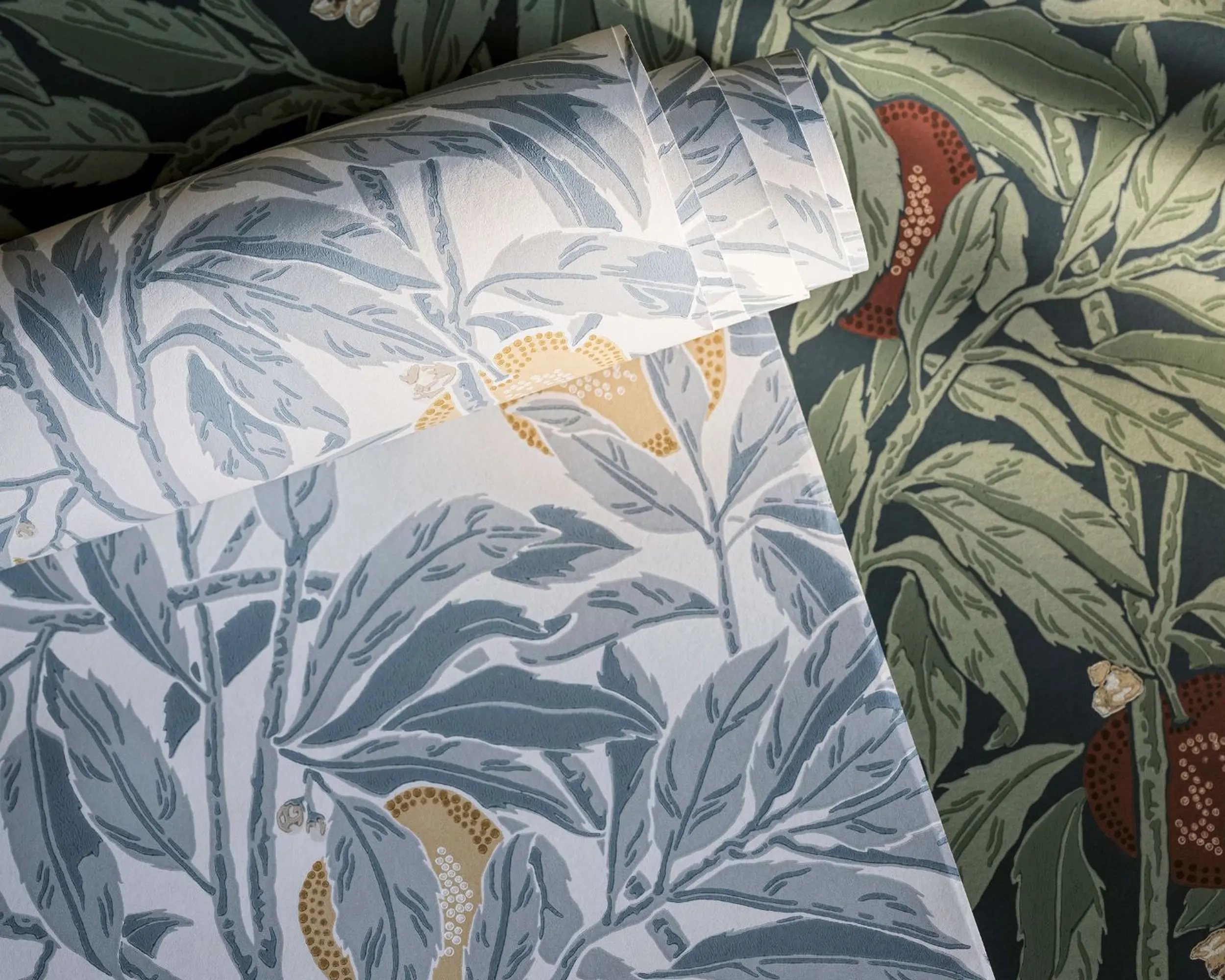 Elegáns angol design tapéta almafa mintával kék, zöld és bordó színben