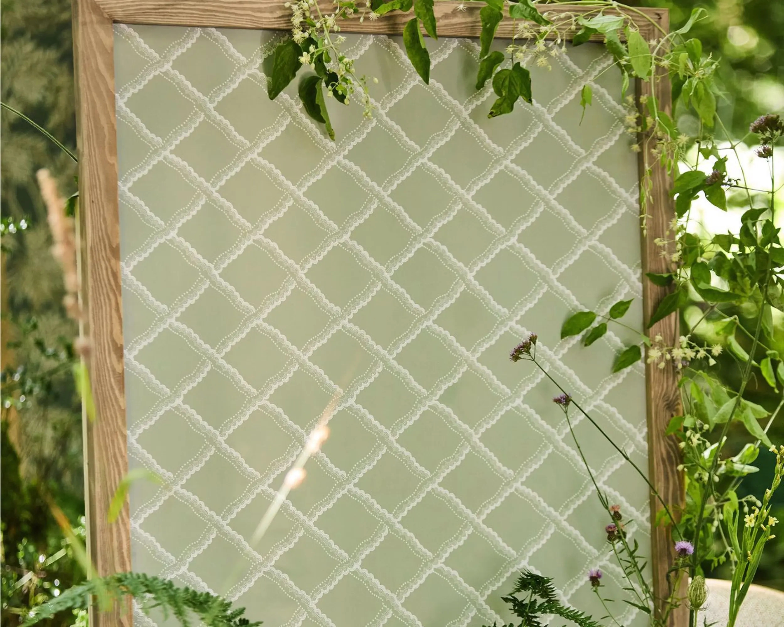 Elegáns angol design tapéta csipke rács mintával zöld színben