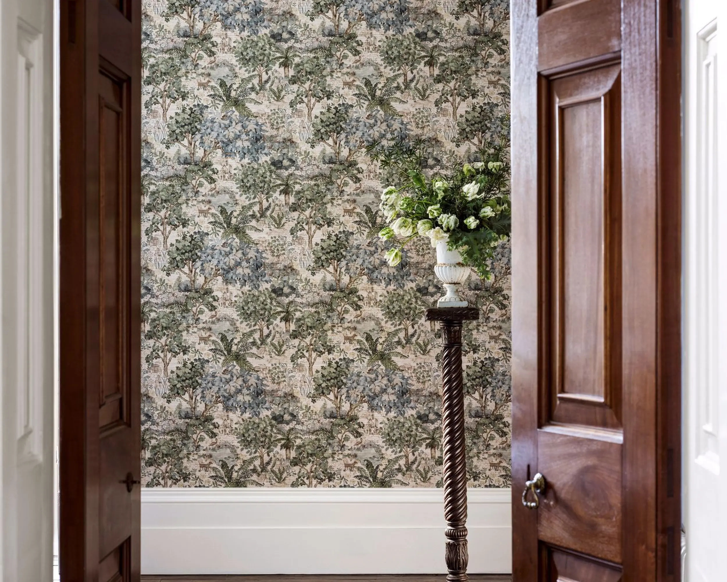 Elegáns angol design tapéta fa és állat mintával zöld színben