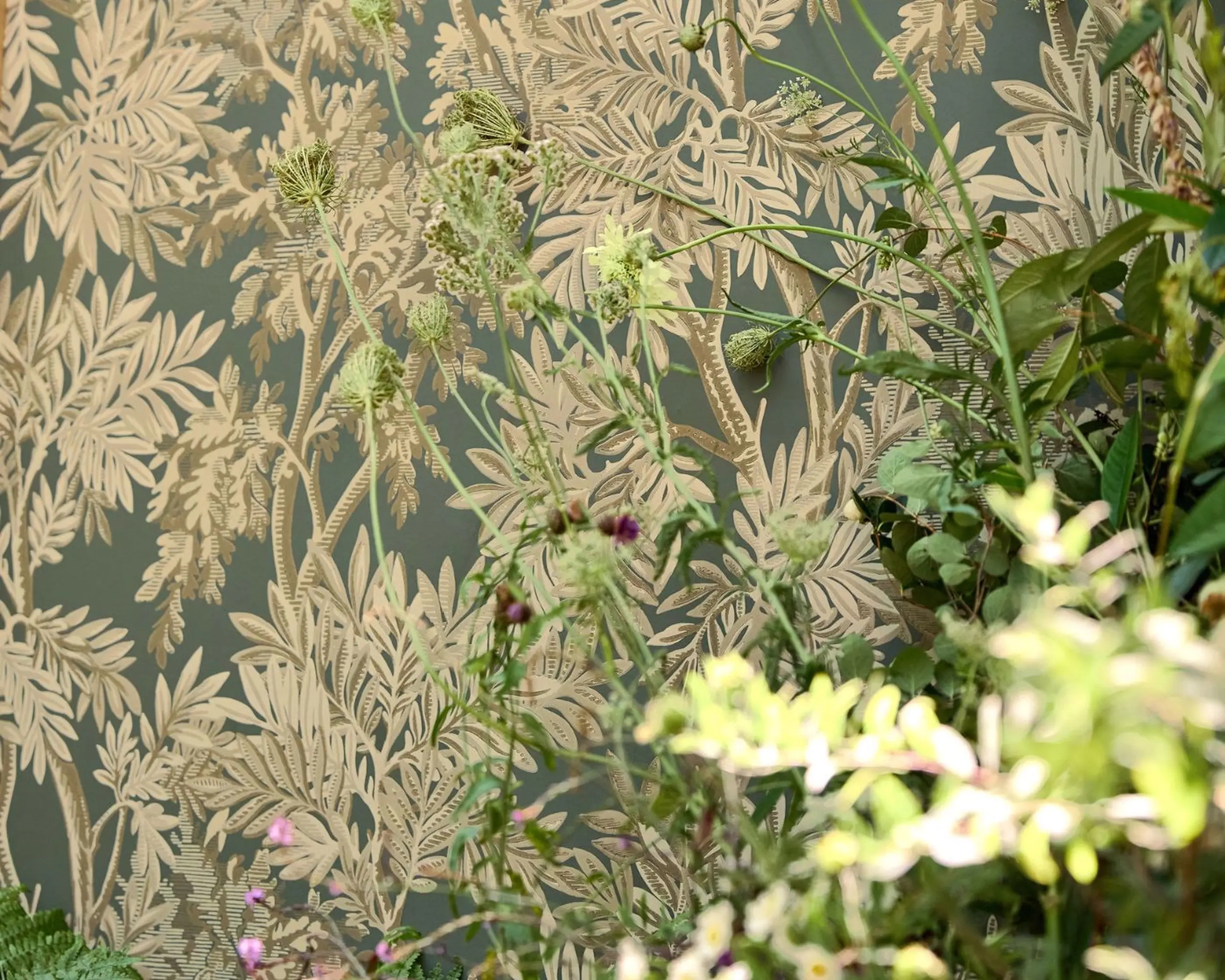 Elegáns angol design tapéta faág mintával zöld és barna színben