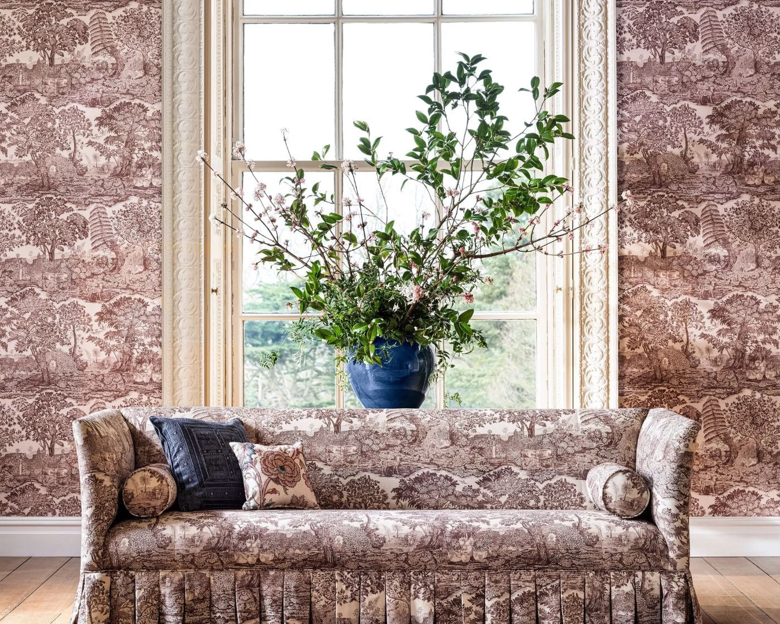 Elegáns angol design tapéta fametszet jellegű tájkép fákkal kék színben