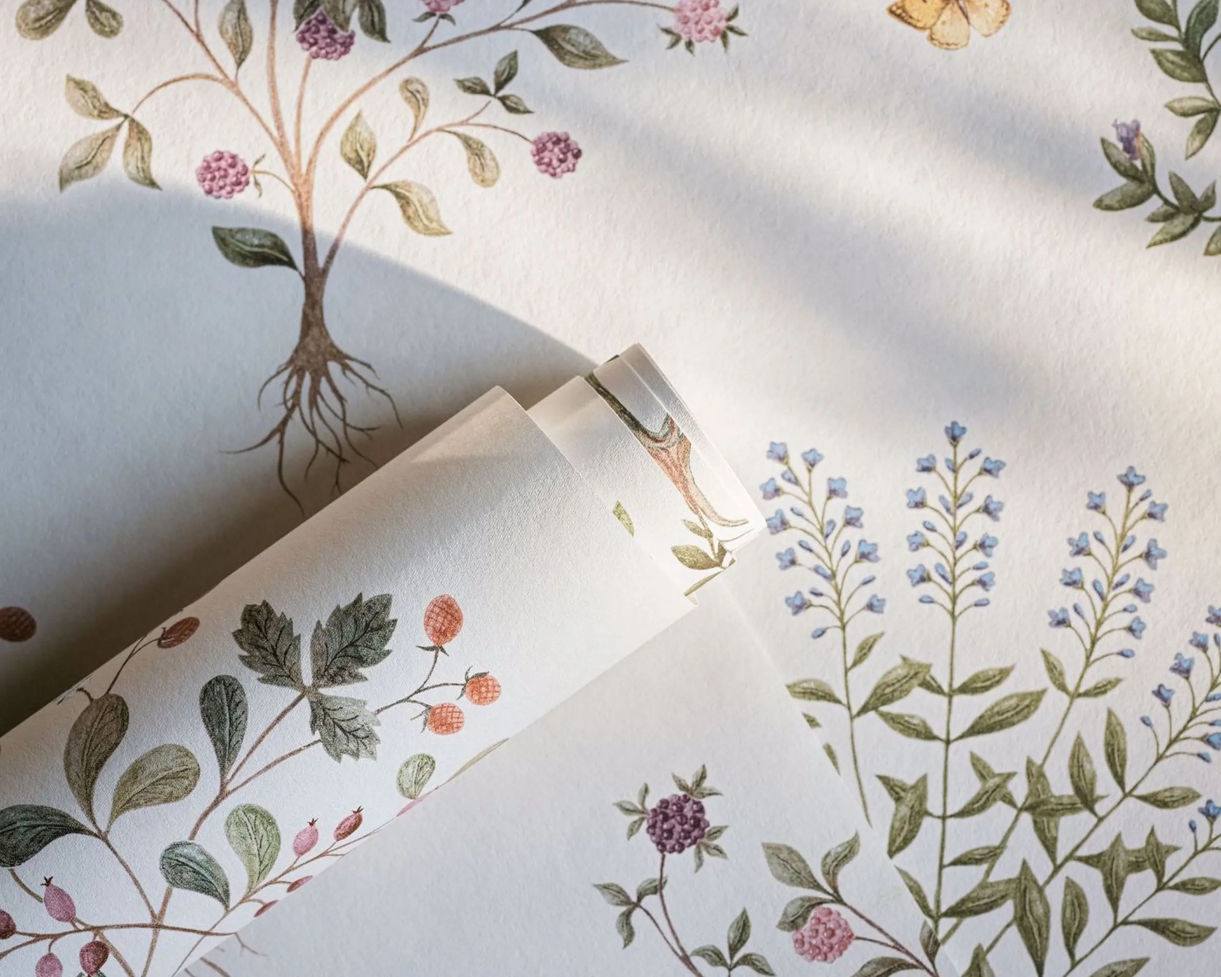 Elegáns angol design tapéta gyümölcsös cserje és lepke mintával lila és fehér színben